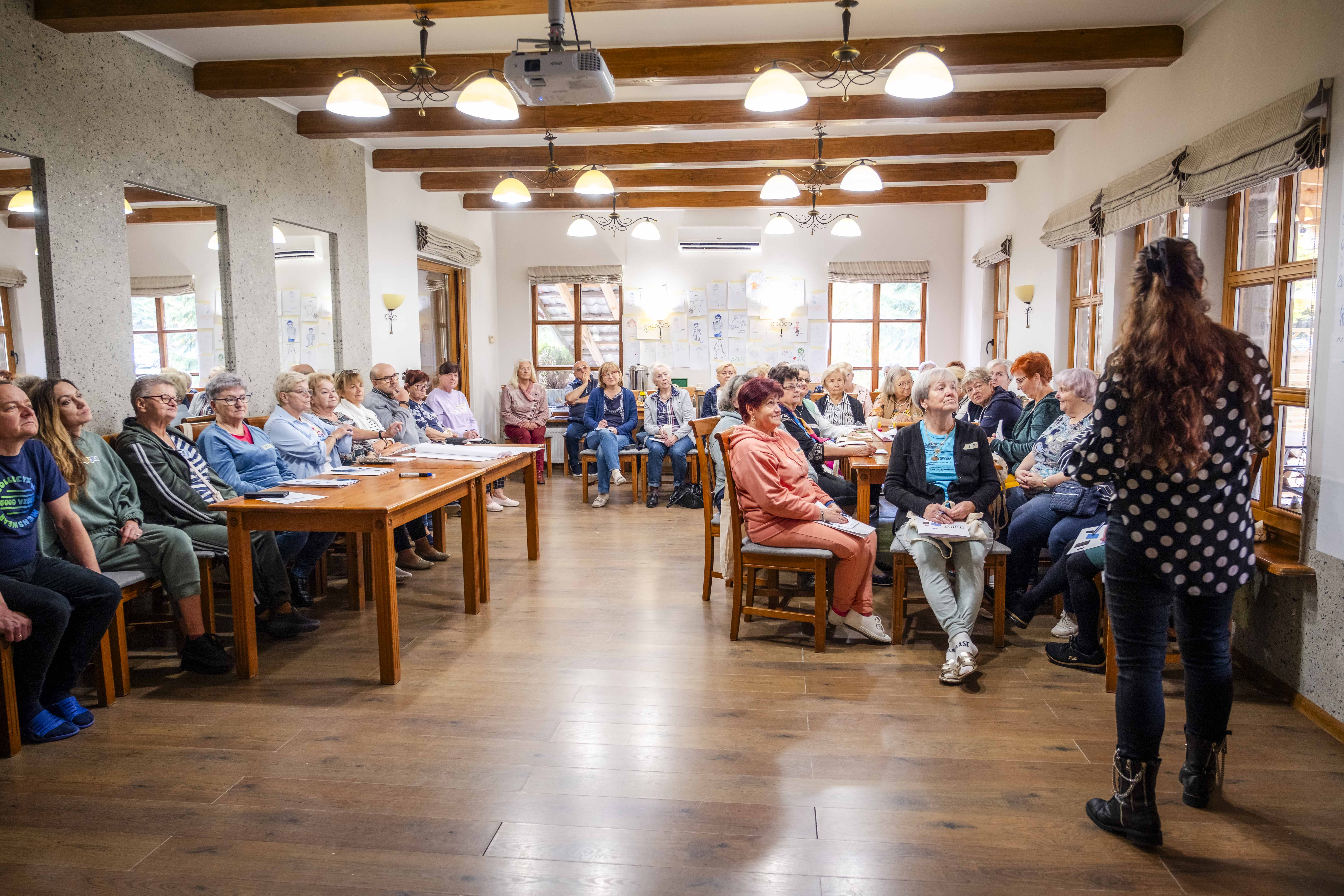 Na obrazku znajduje się grupa seniorów podczas warsztatów wyjazdowych w projekcie „Seniorze współpracujeMY”