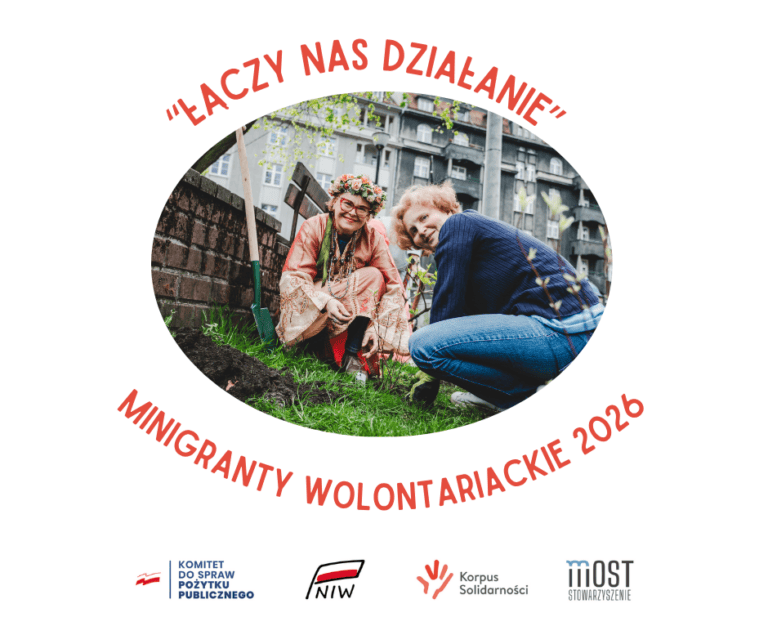 Zdjęcie wolontariuszy w działaniu: dwie kobiety wspólnie sadzące kwiaty w kolorowych ubraniach, na zdjęciu również narzędzia ogrodowe i sadzonki roślin. Nad zdjęciem tekst "Łączy nas działanie", pod zdjęciem tekst "Minigranty wolontariackie 2026". Na dole obrazka zestawienie logotypów: Komitet ds. pożytku publicznego, Narodowy Instytut Wolności, Program Korpus Solidarności i Stowarzyszenie Most.