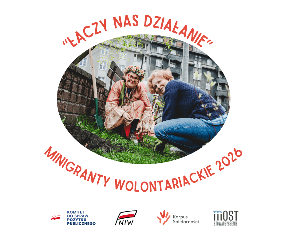 Zdjęcie wolontariuszy w działaniu: dwie kobiety wspólnie sadzące kwiaty w kolorowych ubraniach, na zdjęciu również narzędzia ogrodowe i sadzonki roślin. Nad zdjęciem tekst "Łączy nas działanie", pod zdjęciem tekst "Minigranty wolontariackie 2026". Na dole obrazka zestawienie logotypów: Komitet ds. pożytku publicznego, Narodowy Instytut Wolności, Program Korpus Solidarności i Stowarzyszenie Most.